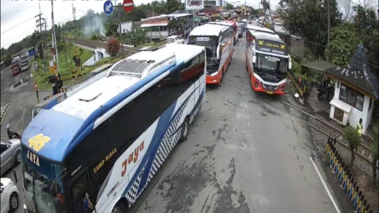 CCTV di kawasan Mengkreng, pertemuan arus kendaraan dari Kabupaten Kediri, Jombang, dan Nganjuk. (Tangkapan Layar)