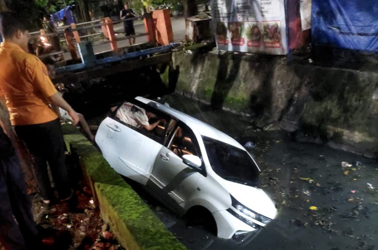 Mobil Avanza Tercebur Sungai di Menanggal Surabaya