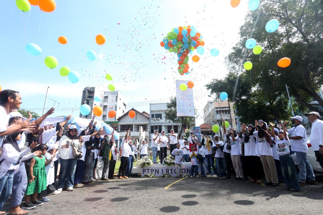 Suasana meriah mewarnai pelepasan mudik gratis PTPN I Regional 5 di Surabaya, ditandai dengan pelepasan balon oleh peserta dan panitia sebelum keberangkatan, pada  Senin (17/3). (Foto: Ali Masduki/jatimnow.com)