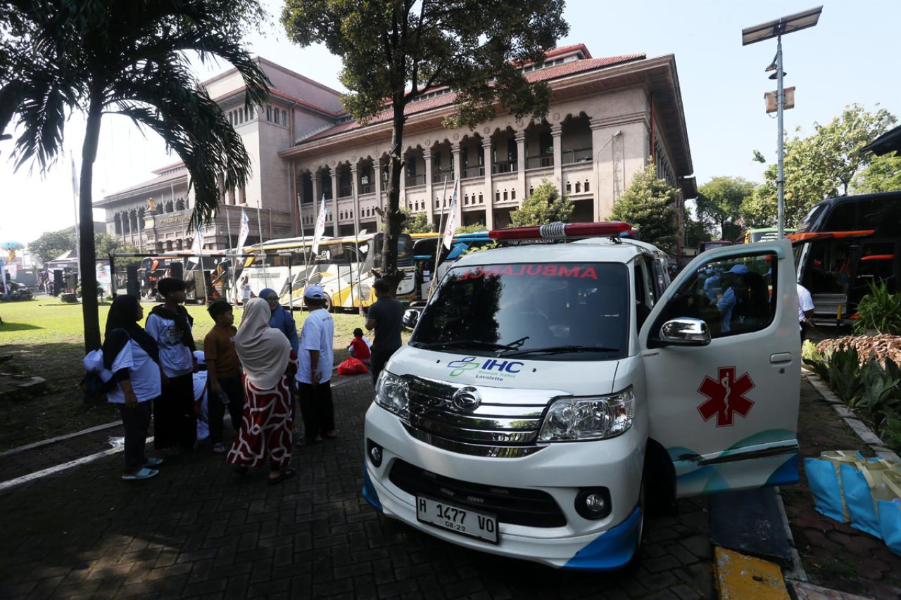 Unit ambulans disiagakan saat pemberangkatan mudik gratis PTPN I Regional 5 di Surabaya, Senin (17/3), untuk memastikan keamanan dan kesiapan layanan kesehatan bagi para pemudik. (Foto: Ali Masduki/jatimnow.com)