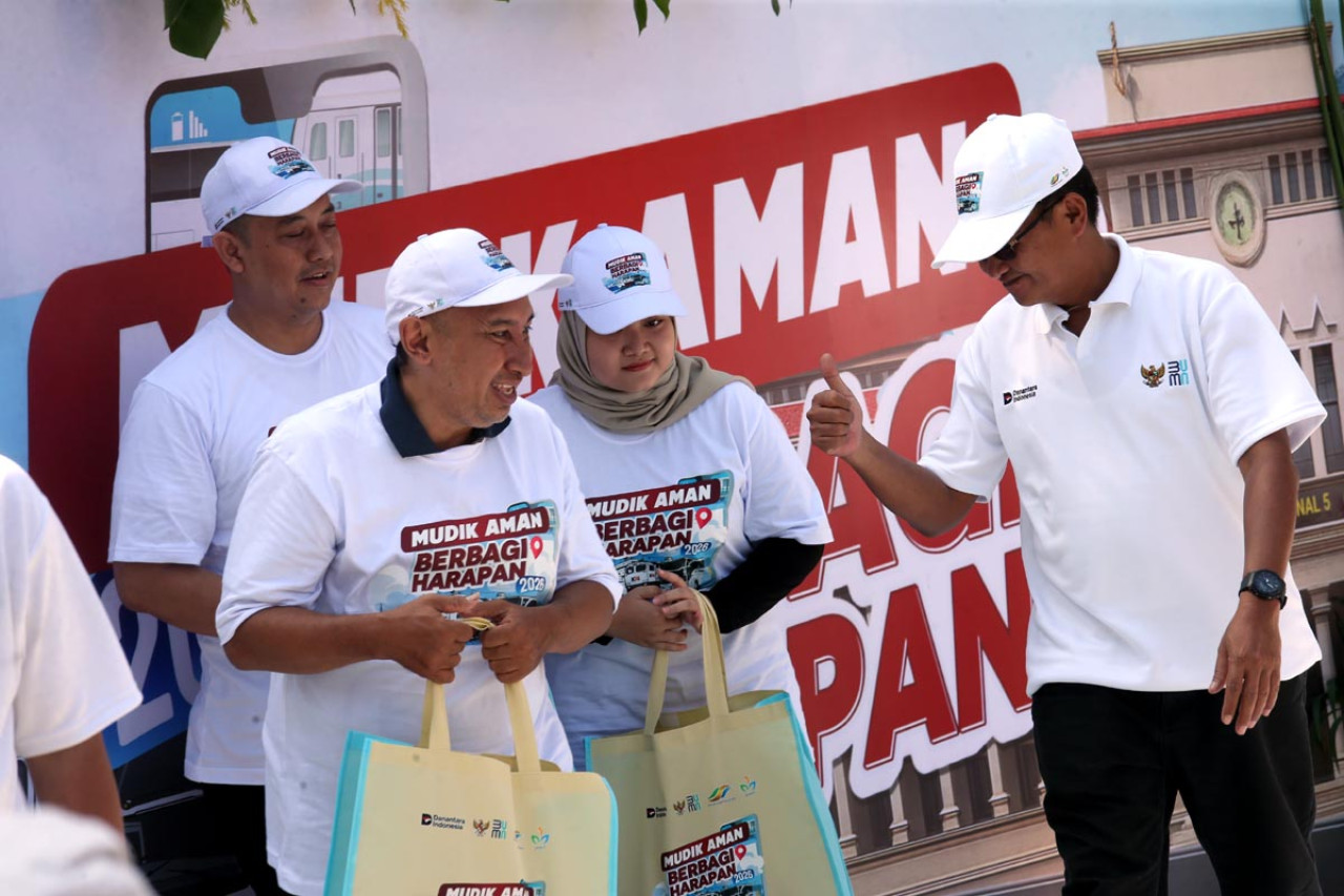 Sejumlah peserta mendapat perlengkapan perjalanan ketika mengikuti program mudik gratis yang digelar oleh PTPN I Regional 5. (Foto: Ali Masduki/jatimnow.com)