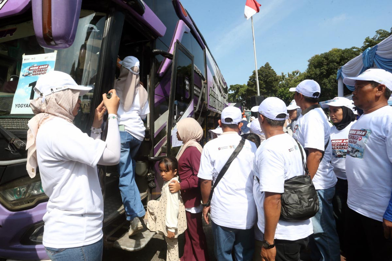Sejumlah pemudik antre naik ke dalam bus saat pemberangkatan program mudik gratis di Surabaya, Senin (17/3). Program yang diselenggarakan PTPN I Regional 5 ini memberangkatkan ratusan peserta ke berbagai kota tujuan di Pulau Jawa menjelang Lebaran. (Foto: Ali Masduki/jatimnow.com)