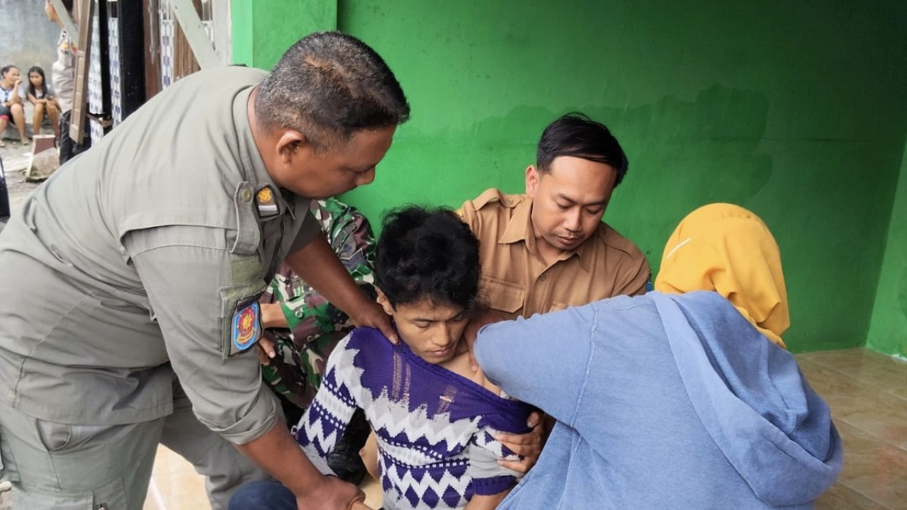 Evakuasi Orang Dengan Gangguan Jiwa (ODGJ) di Desa Kemiri, Kecamatan Kandangan, Kabupaten Kediri. (Foto: Satpol PP/jatimnow.com)
