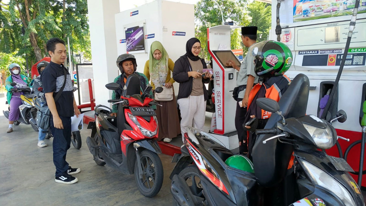 Ojol Surabaya Serbu Pertamax Gratis di SPBU Diponegoro