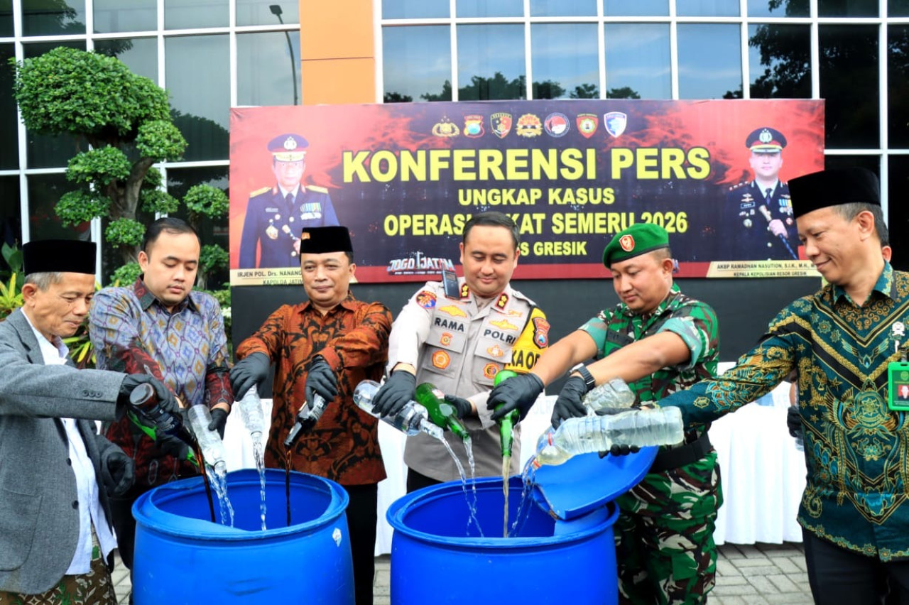 Pemusnahan minuman keras hasil sitaan dalam Operasi Pekat Semeru 2026. (Foto: Polres Gresik/jatimnow.com)