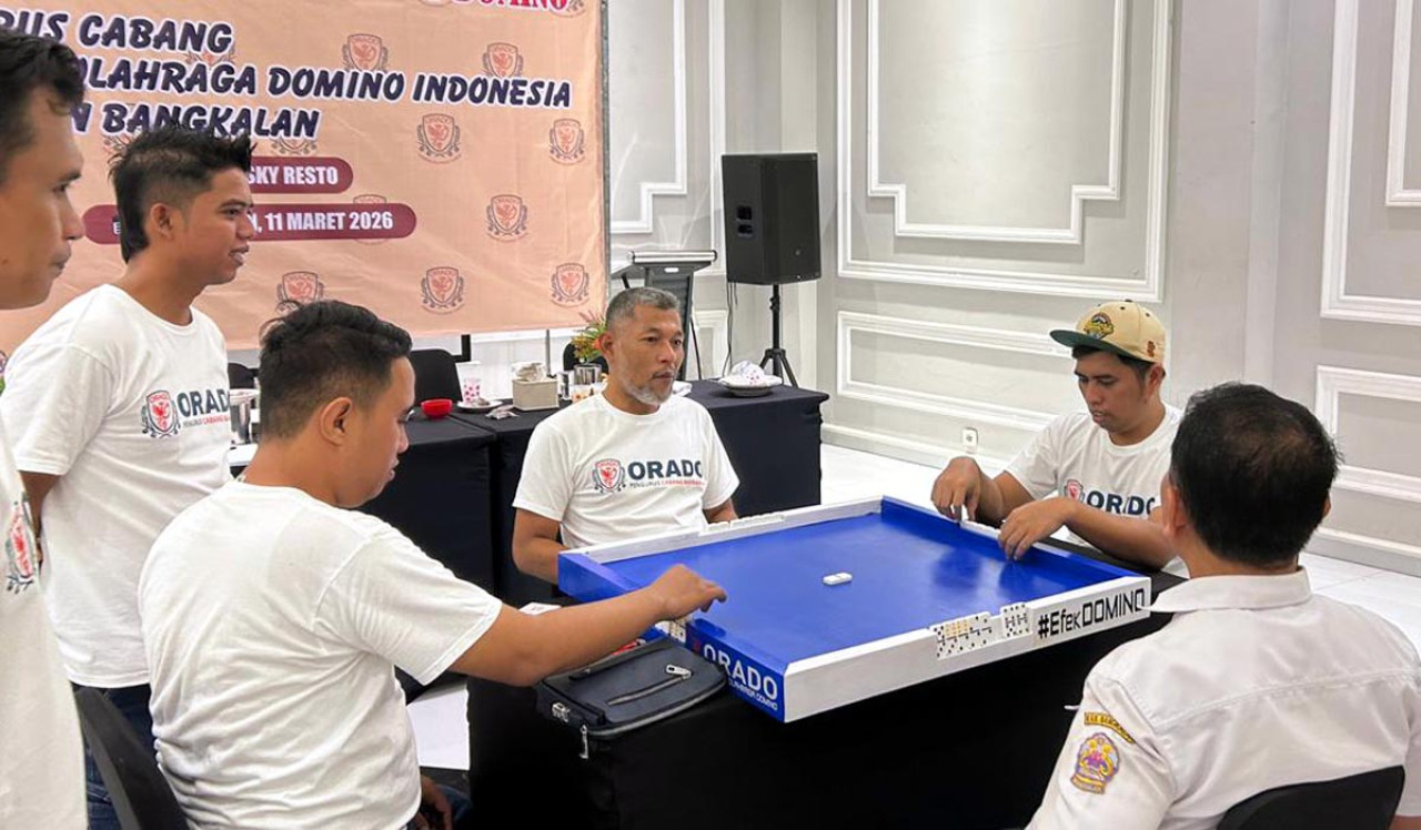 Sejumlah peserta mengikuti simulasi pertandingan dalam sosialisasi "The Law of Domino" yang digelar ORADO Kabupaten Bangkalan di The Sky Resto, Rabu (11/3/2026). (Foto: Humas ORADO for jatimnow.com)