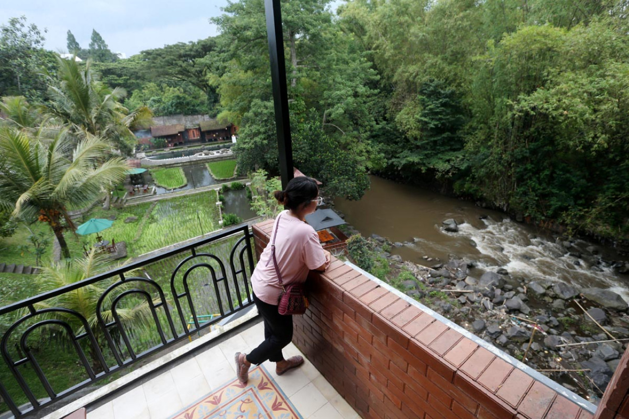 Tamu menikmati suasana dari blakon Padi Heritage Resort Kota Malang. (Foto: Ali Masduki/jatimnow.com)