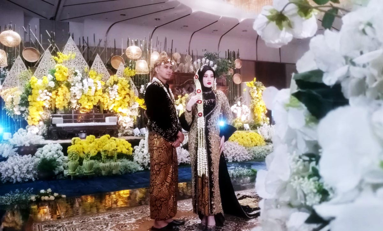Model melakukan simulasi pernikahan tradisional di Legacy Ballroom Surabaya, Senin (09/3/2026). (Foto: Ali Masduki/jatimnow.com)