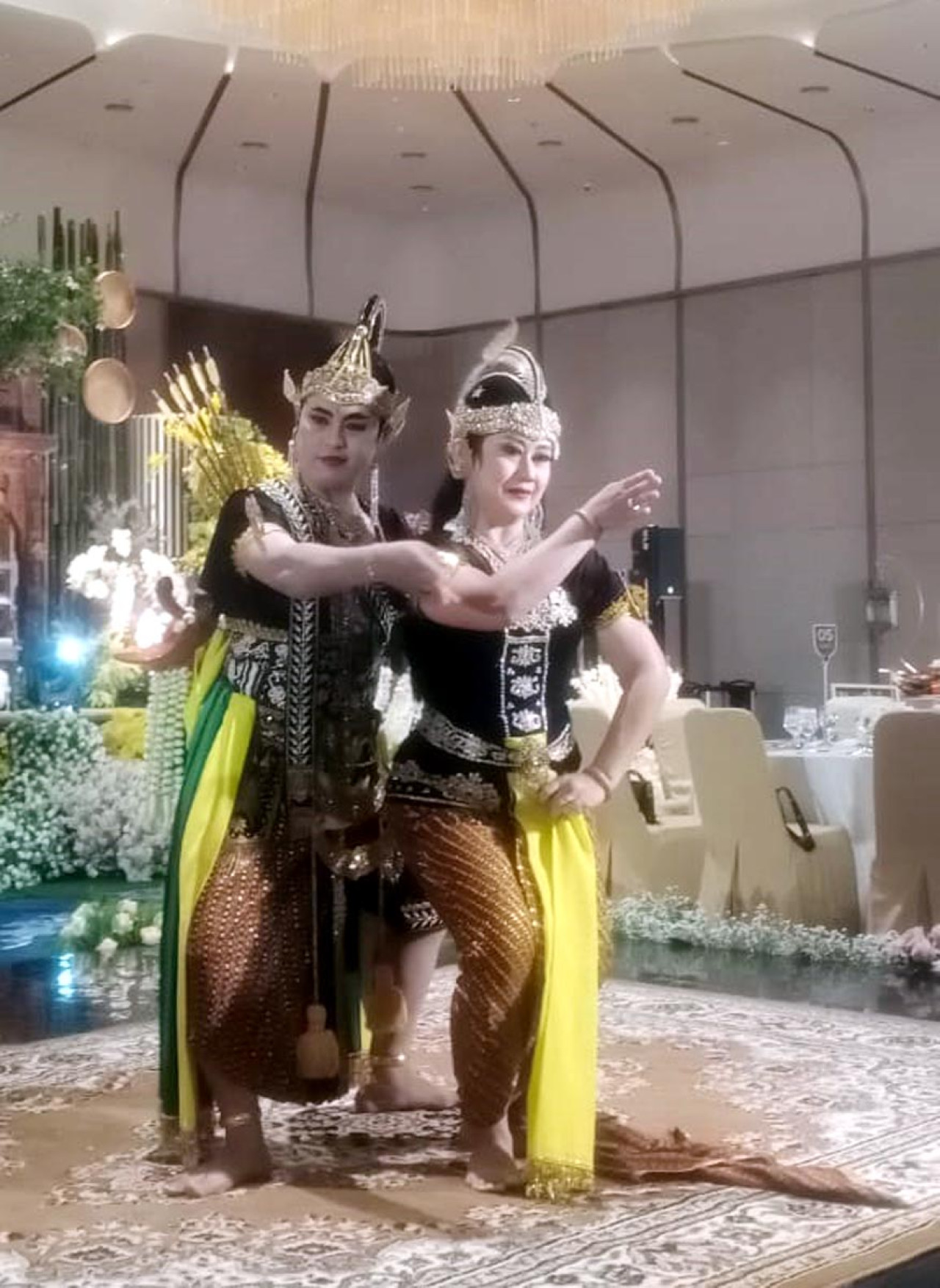 Model melakukan simulasi pernikahan tradisional di Legacy Ballroom Surabaya, Senin (09/3/2026). (Foto: Ali Masduki/jatimnow.com)