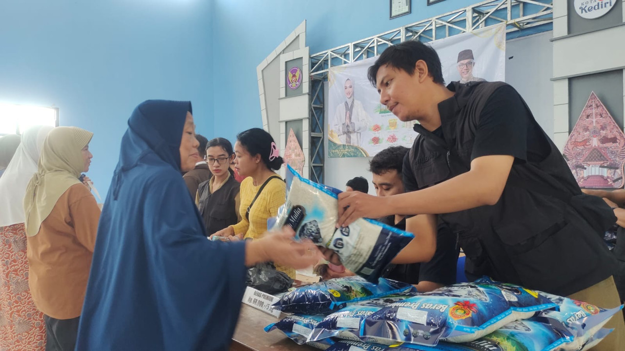 Antusias warga saat mendatangi Operasi Pasar Murah ( OPM) di Kelurahan Burengan, Kecamatan Pesantren, Kota Kediri. (Foto: Pemkot Kediri/jatimnow.com)