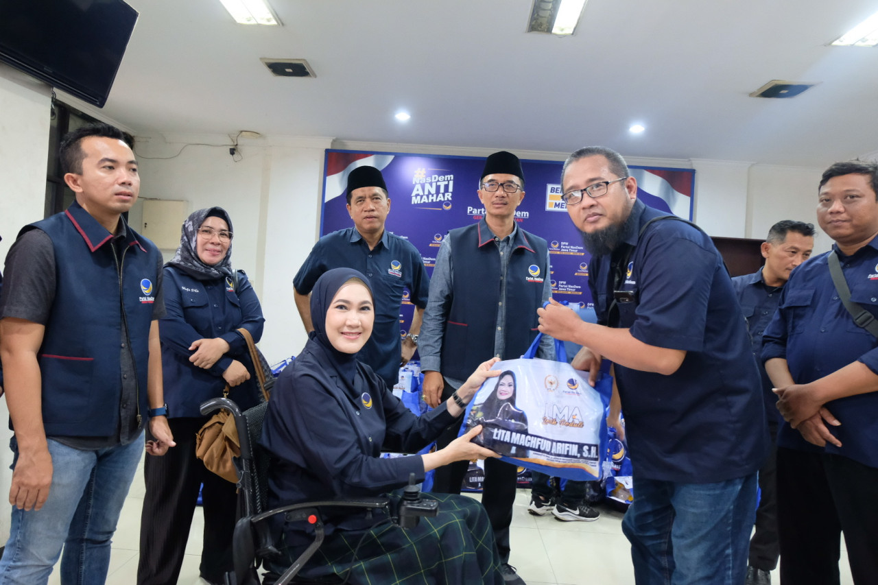 Ketua DPW Partai NasDem Jawa Timur sekaligus anggota Komisi X DPR RI, Lita Machfud Arifin, serta jajaran pengurus DPD NasDem Surabaya. (Foto: Fatkur Rizki/jatimnow.com)