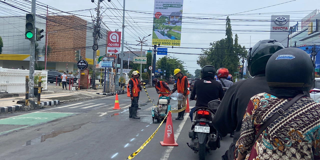 Perbaikan jalan rusak di sepanjang Jalan Hasanudin. (Foto: Yanuar Dedy/jatimnow.com)