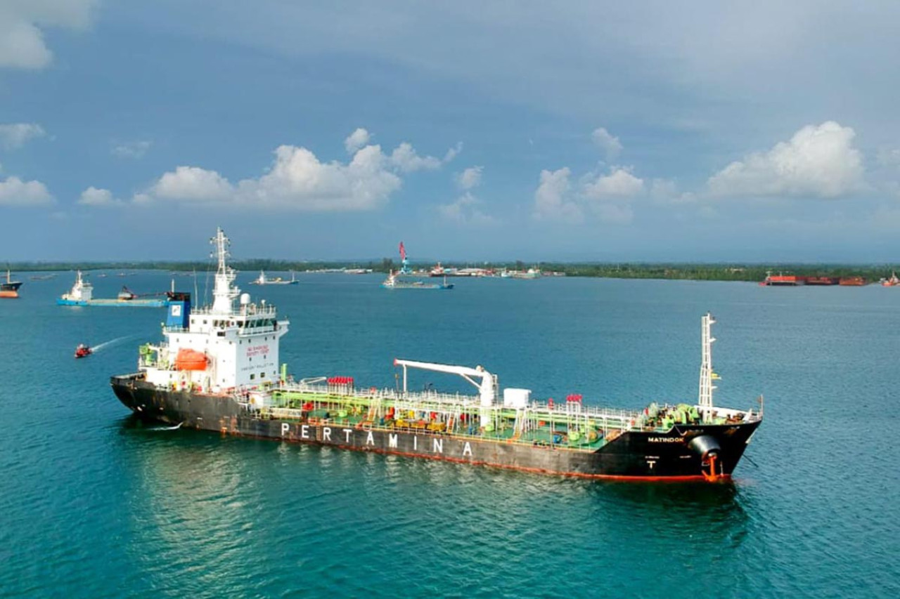 Pertamina Patra Niaga menyiagakan 345 armada kapal untuk menjamin distribusi energi nasional tetap aman meski tensi geopolitik global meningkat. (Foto: Pertamina/jatimnow.com)