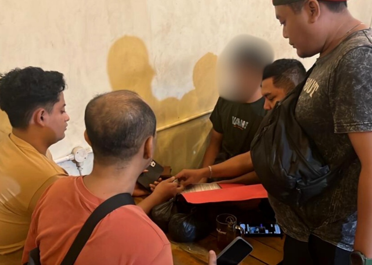 Pelaku (foto blur) saat diamankan Unit Resmob, Satreskrim Polres Gresik. (Foto: Humas Polres Gresik)