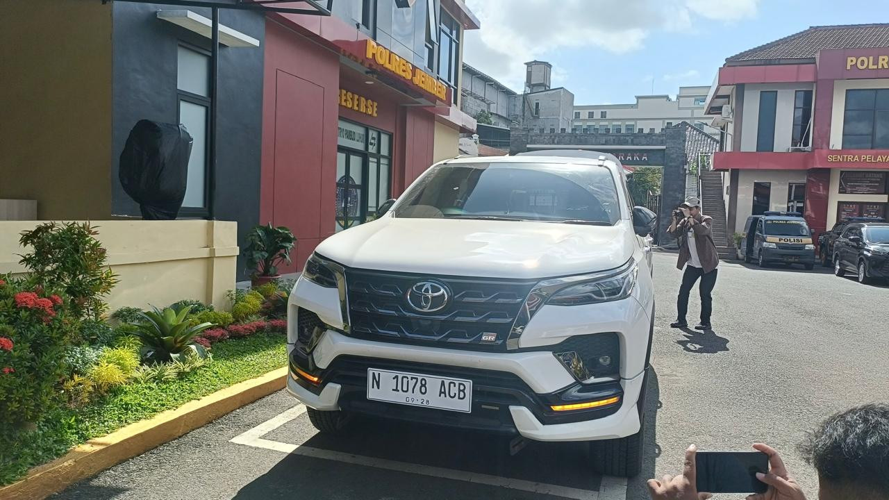 Mobil Fortuner saat diamankan di Polres Jember. (Foto: Sugianto/jatimnow.com)