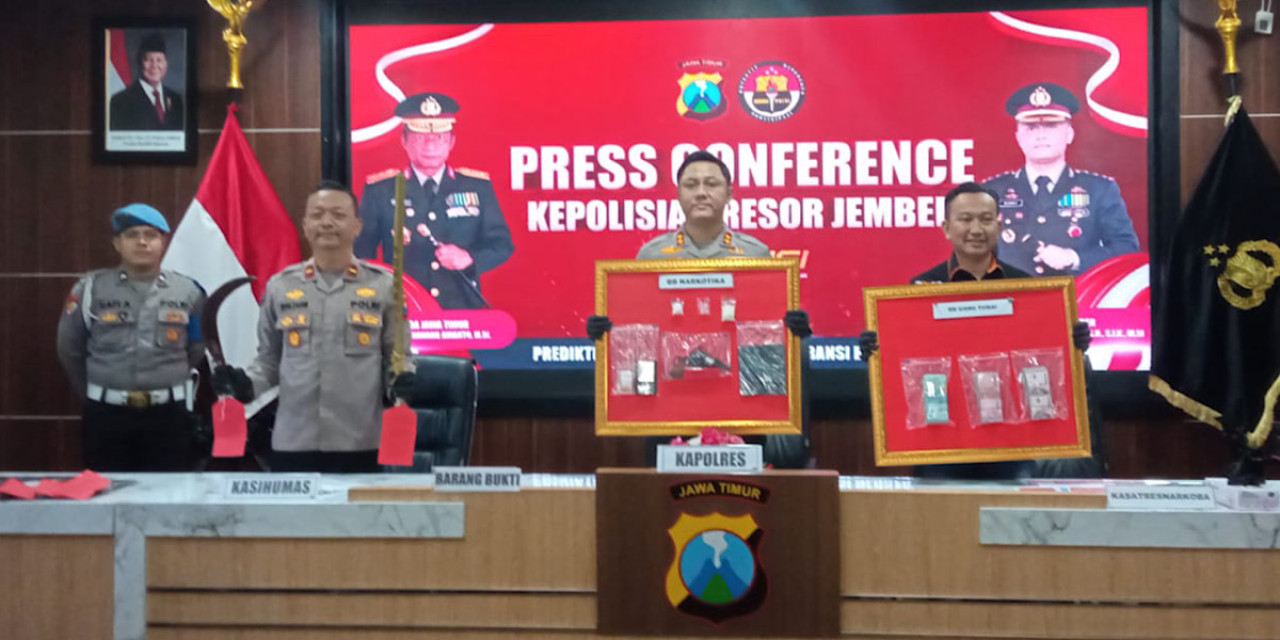 Gerebek Rumah Kosong Tempat Transaksi Narkoba, Polres Jember Temukan Senpi dan Samurai