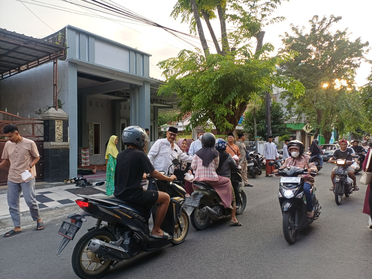 Salurkan Hasil Lelang Kolela, PWI Lamongan Gelar Bukber dan Bagi Takjil