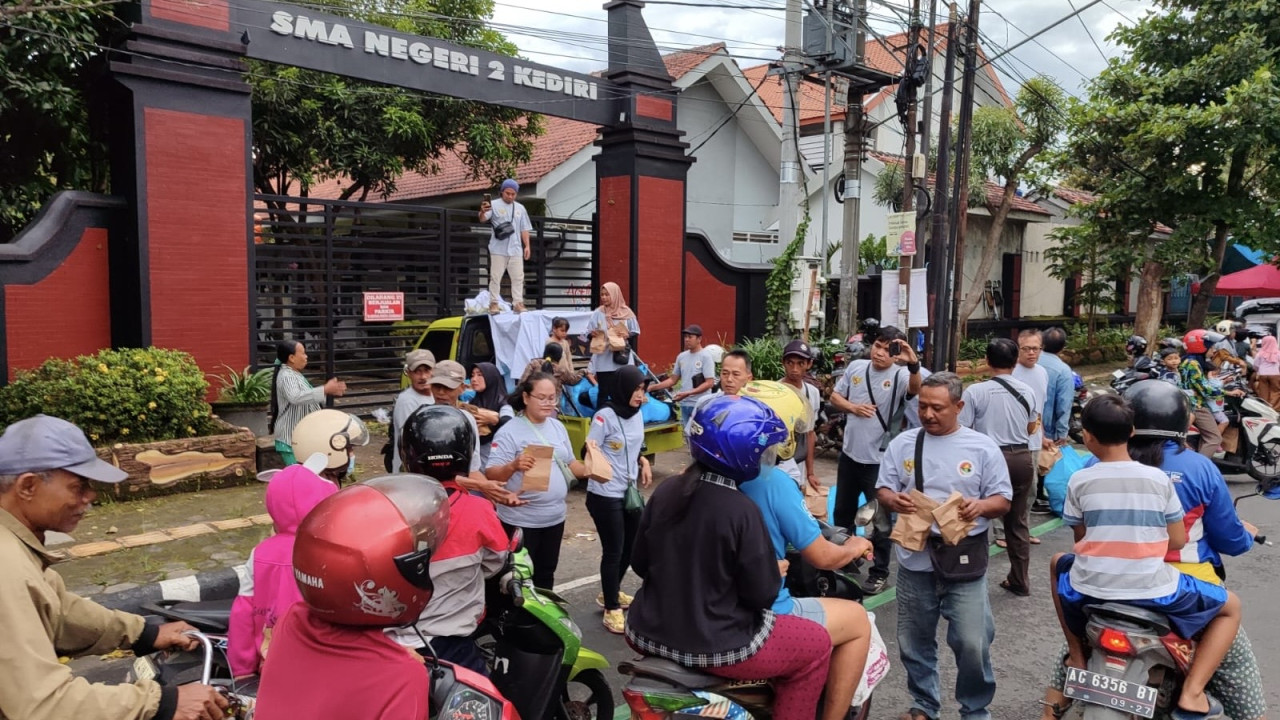 Relawan Suket Teki Nusantara saat bagi-bagi takjil di Kota Kediri. (Foto: RSTN/jatimnow.com)
