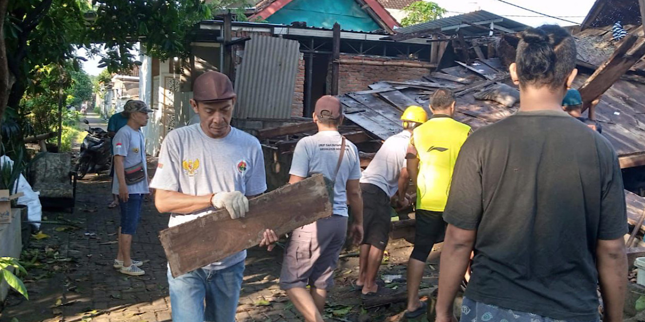 RSTN Kediri Bantu Warga Bersihkan Rumah Roboh Akibat Hujan Deras