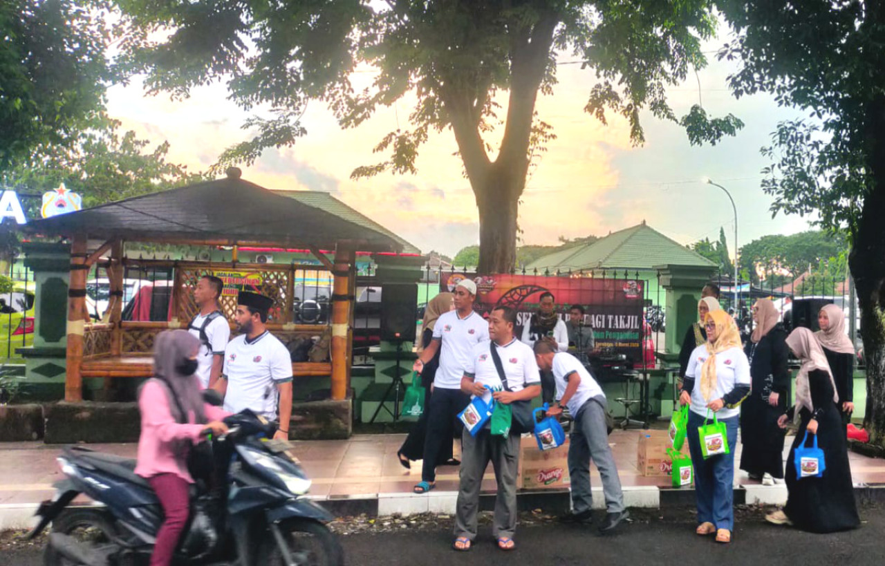 Senapati 96 Jatim Sebar Takjil dan Santunan di HUT ke-30 Alumni Secaba