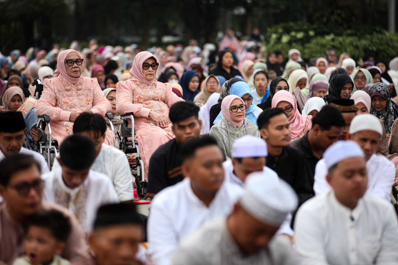 Ketua TP PKK Rini Eri Cahyadi menjalankan salat id