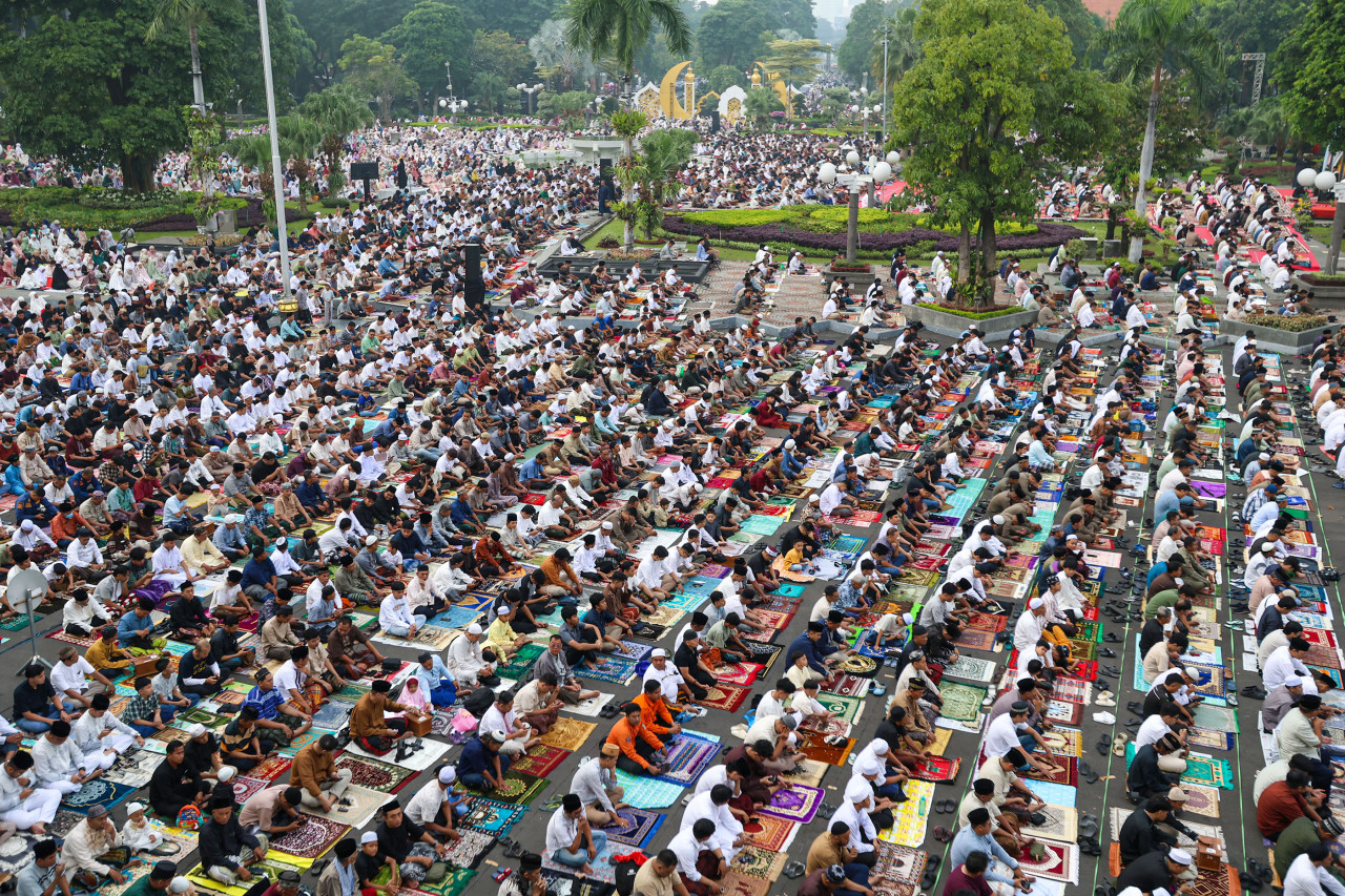Lautan manusia menjalankan salat id