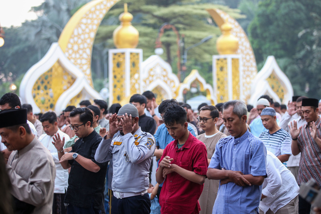 Sejumlah petugas menjalani ibadah