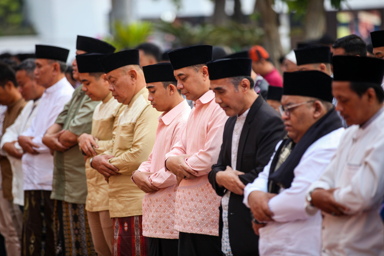 Wali Kota Surabaya Eri Cahyadi menjalankan Salat Id