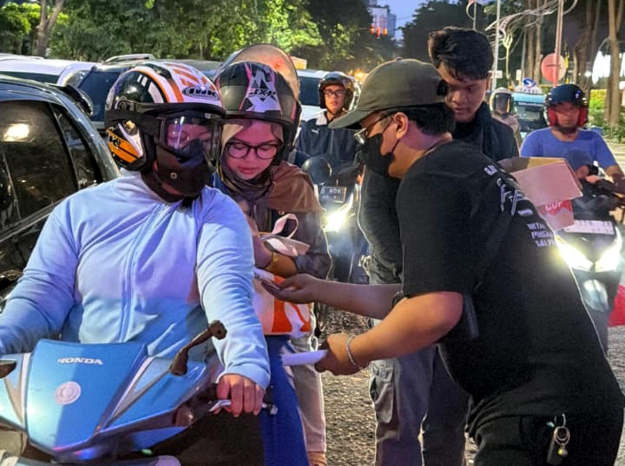 Relawan Siaga Kota Surabaya Bagi Takjil Sambil Edukasi Jalur Ambulance