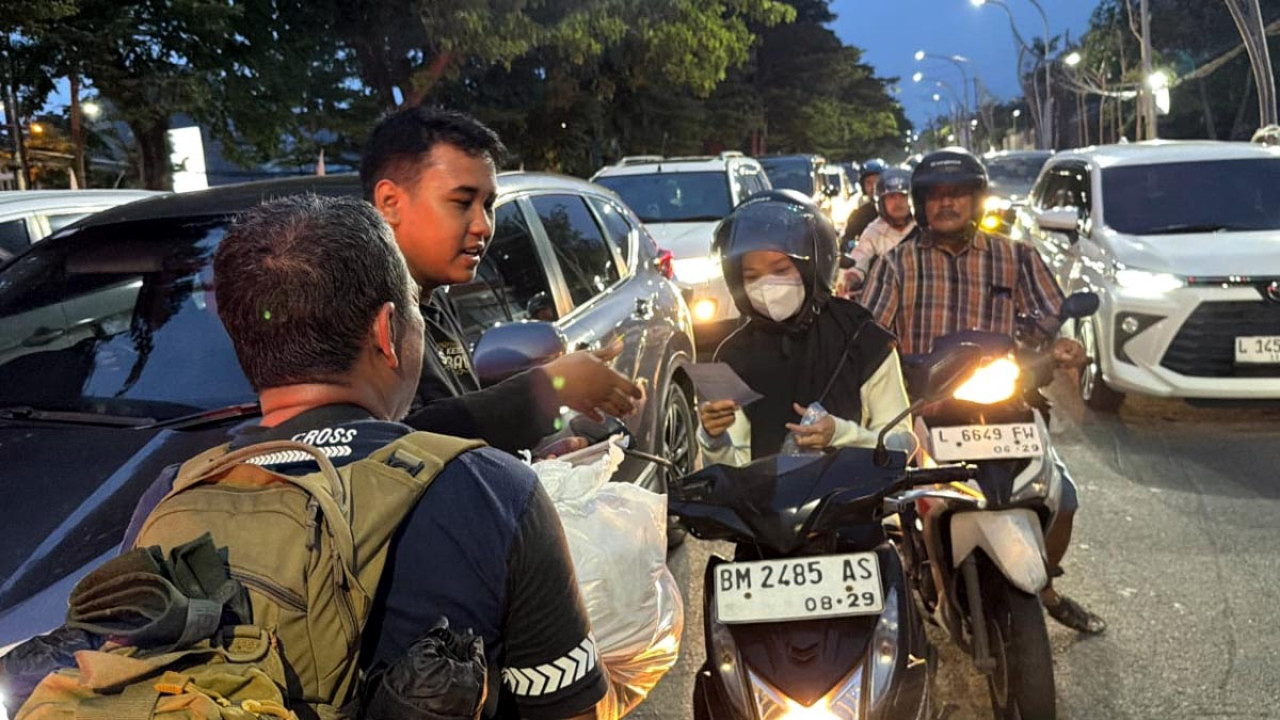 Relawan Siaga Kota Surabaya membagikan 1.000 takjil di Kertajaya sambil mengedukasi pengendara agar memberi prioritas bagi ambulance. (Foto: Siaga Kota Surabaya for JatimNow.com)