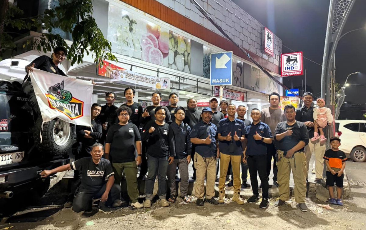 Relawan Siaga Kota Surabaya membagikan 1.000 takjil di Kertajaya sambil mengedukasi pengendara agar memberi prioritas bagi ambulance. (Foto: Siaga Kota Surabaya for JatimNow.com)
