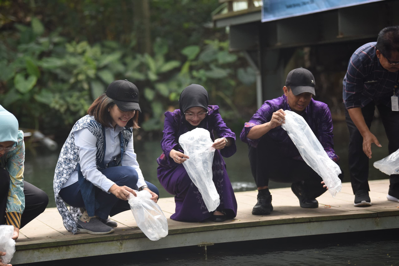 Mbak Vinanda Tebar 13.100 Benih Ikan Endemik Jatim di Sumber Banteng