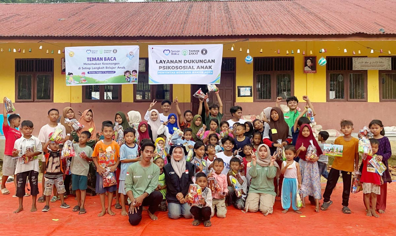 Relawan Teman Baik bersama anak-anak penyintas banjir berfoto usai kegiatan layanan dukungan psikososial di Aceh Tamiang. (Foto: Teman Baik for jatimnow.com)