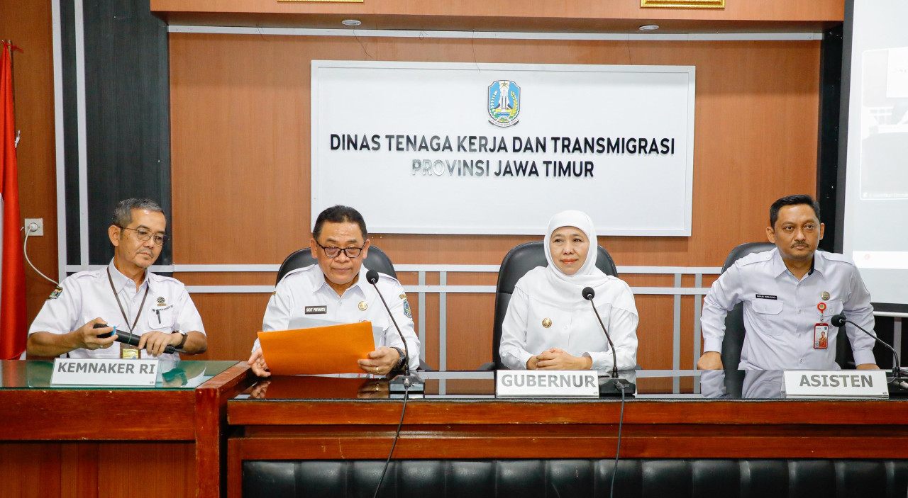Gubernur Jawa Timur, Khofifah Indar Parawansa, saat meninjau Posko THR Keagamaan di Dinas Tenaga Kerja dan Transmigrasi Jawa Timur. (Foto: Pemprov Jatim/jatimnow.com)