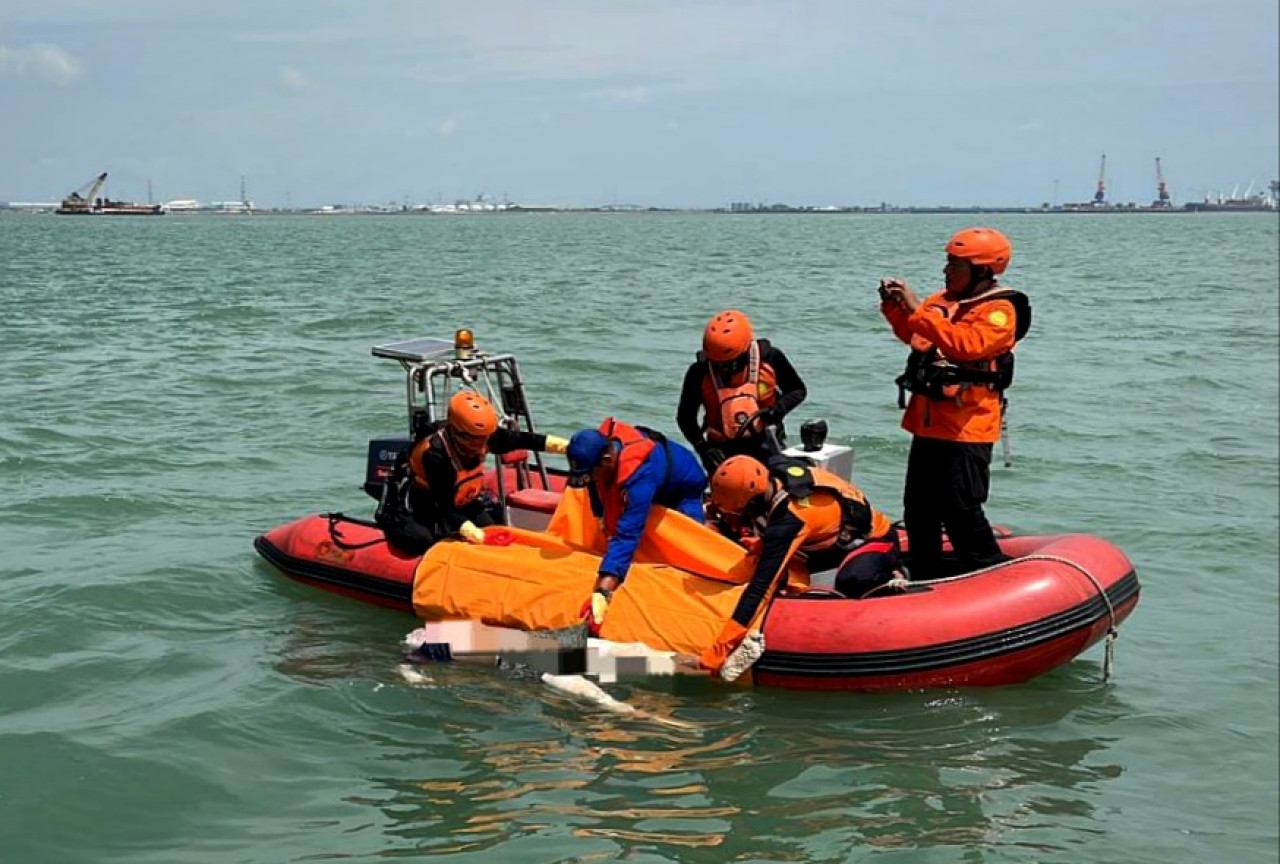 Tim SAR gabungan saat mengevakuasi jasad penumpang KM Dharma  Ferry VII yang jatuh ke laut. (Foto: Humas Polres Gresik)