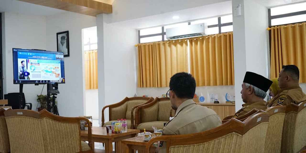Wakil Wali Kota Kediri Qowimuddin mengikuti High Level Meeting persiapan Championship TP2DD 2026 Provinsi Jawa Timur, secara daring dari ruang kerjanya. (Foto: Pemkot Kediri/jatimnow.com)
