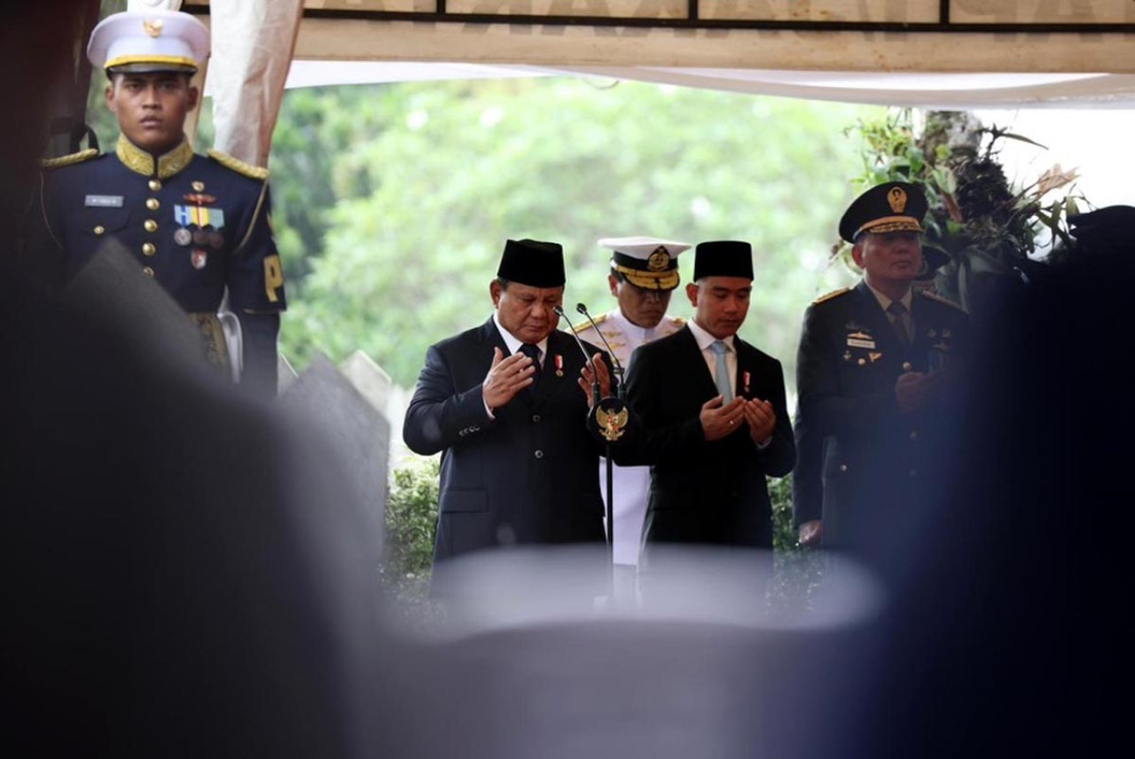 Presiden Prabowo Subianto memanjatkan doa saat prosesi pemakaman Wakil Presiden RI ke-6, Try Sutrisno, di Jakarta, Senin (2/3/2026). Upacara penghormatan militer digelar dengan khidmat, dihadiri jajaran pejabat negara dan keluarga almarhum. (Foto: Tim Media Presiden)