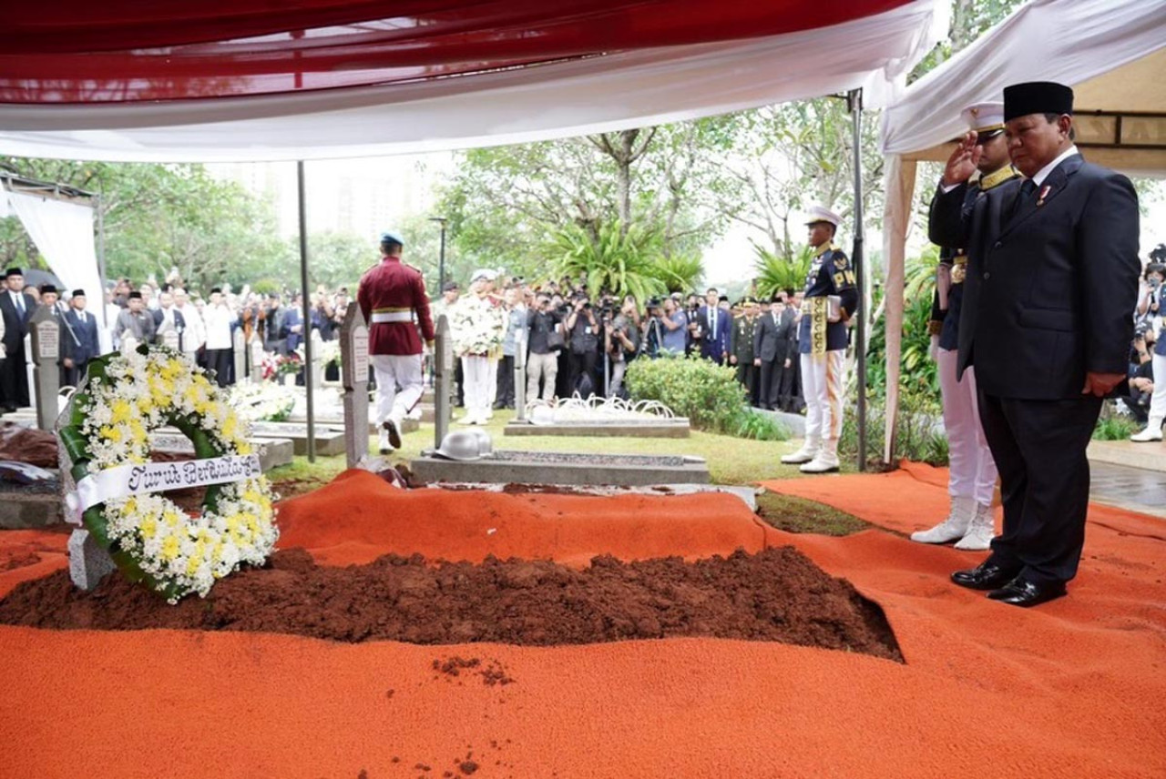 Presiden Prabowo Subianto memberi hormat terakhir di pusara Wakil Presiden RI ke-6, Try Sutrisno, saat prosesi pemakaman secara militer di Jakarta, Senin (2/3/2026). Sejumlah pejabat negara, prajurit TNI, dan masyarakat turut hadir mengantar kepergian mantan Panglima ABRI tersebut. (Foto: Tim Media Presiden)