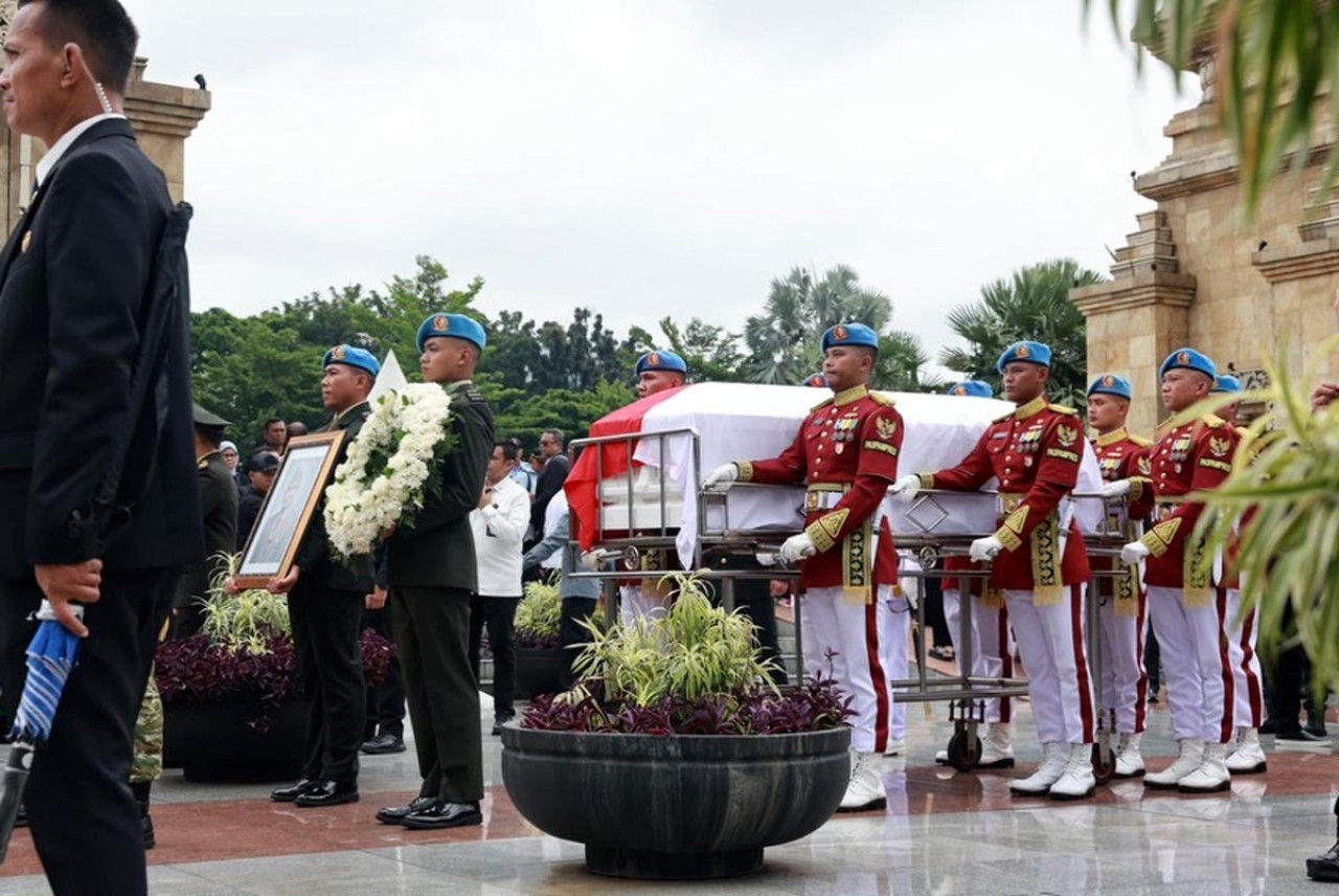 Pasukan pengawal membawa peti jenazah Wakil Presiden RI ke-6, Try Sutrisno, yang diselimuti Bendera Merah Putih dalam prosesi pemakaman militer di Jakarta, Senin (2/3/2026). Upacara berlangsung dengan penghormatan penuh dari prajurit TNI dan pejabat negara. (Foto: Tim Media Presiden)