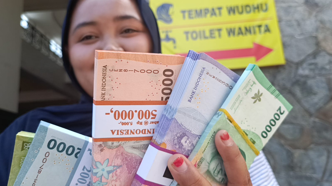 Antusiasme Warga Tulungagung Tukar Uang Baru di Layanan Mobil Keliling Bank BI