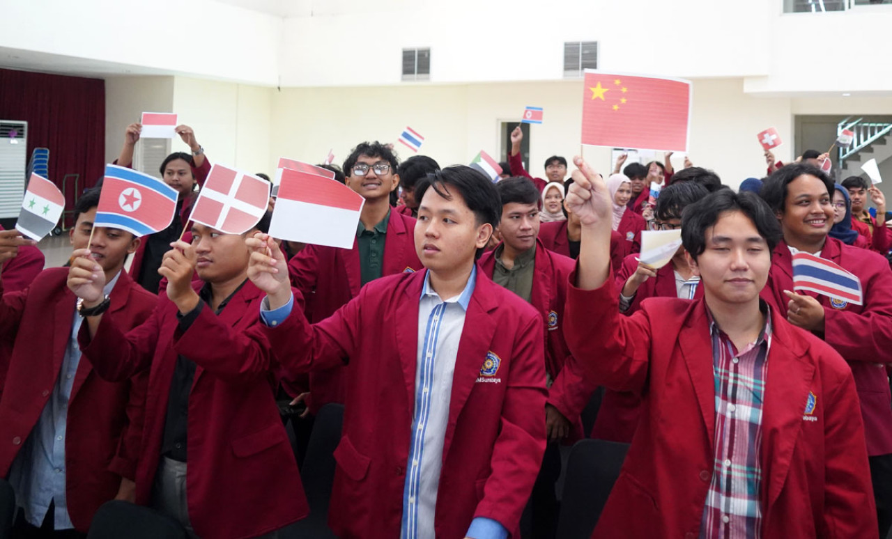 UMSURA gaungkan perdamaian dunia di tengah konflik Iran–Israel lewat kuliah internasional dan aksi penancapan bendera global. (Foto: Humas UMSURA/jatimnow.com)
