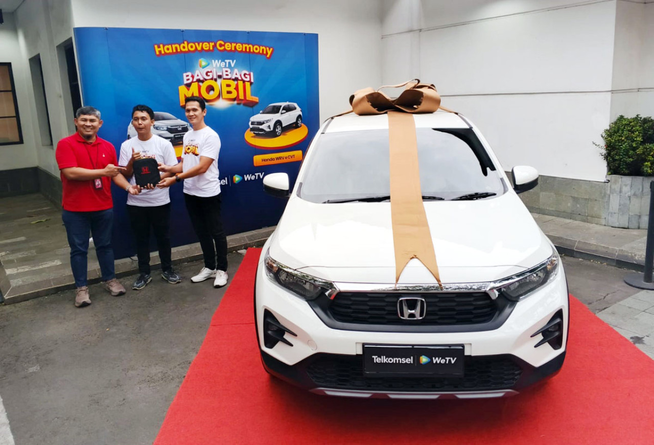 Fatkhul Arifin, juru masak asal Pamekasan, memenangkan undian mobil Honda WR-V dari WeTV dan Telkomsel berkat hobinya menonton drama China dan Donghua. (Foto: Ali Masduki/jatimnow.com)