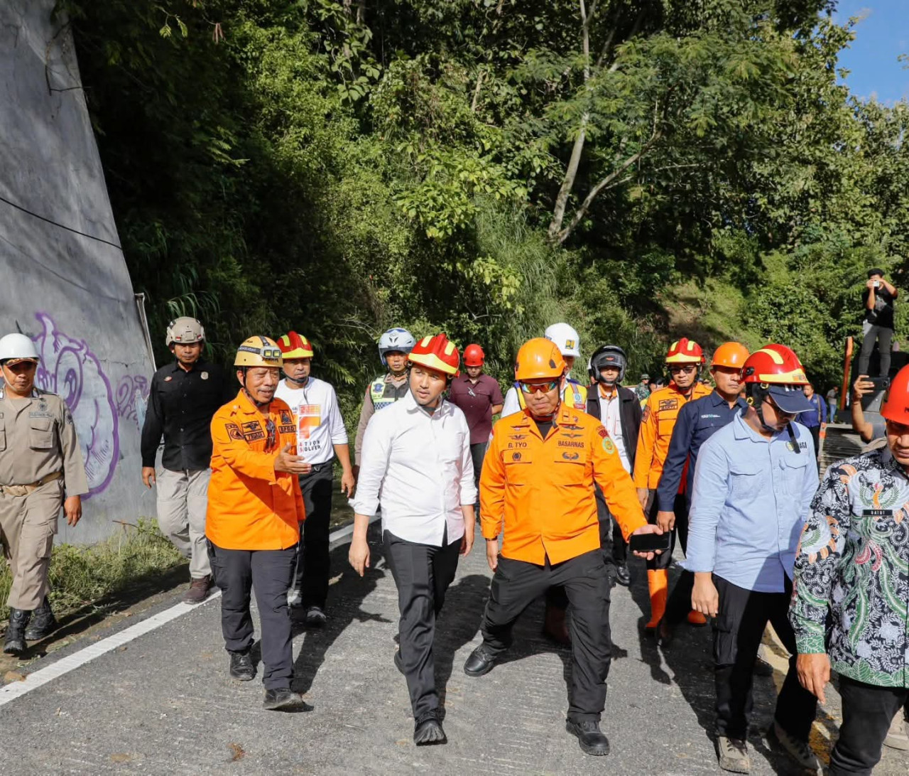 Foto: Wagub Jatim Emi Dardak saat meninjau lokasi longsor di Trenggalek. (Humas/jatimnow.com)