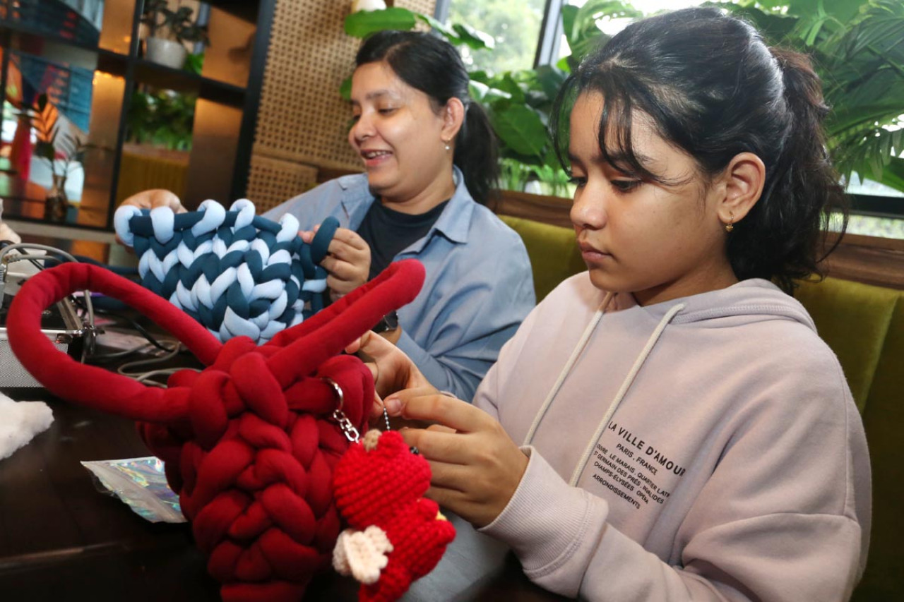 Peserta ansusias merajut ketika mengikuti workshop Chunky Bag di EXCOTEL Surabaya, Minggu (8/3/2026). (Foto: Ali Masduki/jatimnow.com)