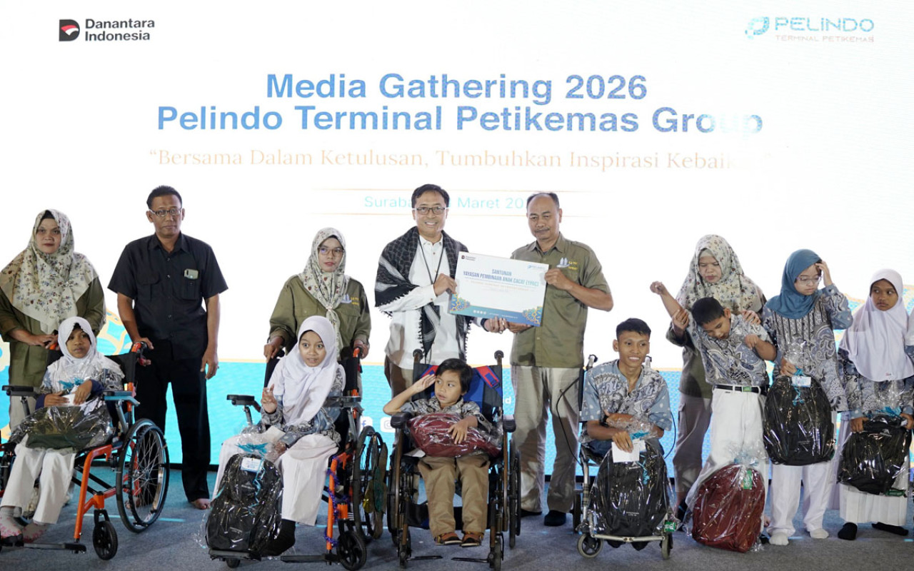 SVP Sekretaris Perusahaan PT Pelindo Terminal Petikemas (tengah) memberikan santunan kepada anak berkebutuhan khusus dan anak yatim. (Foto: Humas SPTP/jatimnow.com)