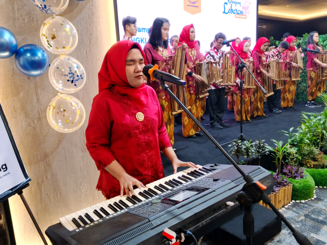 Penampilan musik angklung dari anak-anak Yayasan Pendidikan Anak Buta (YPAB) Surabaya memeriahkan acara Keranjang Lebaran 2026 yang diselenggarakan Ikatan Wanita Pengusaha Indonesia (IWAPI) Kota Surabaya. (Foto: Ali Masduki/jatimnow.com)