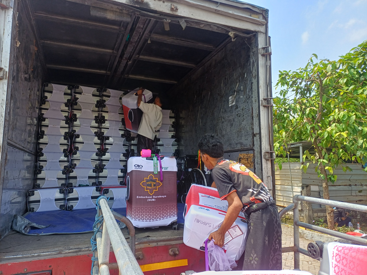 Pengumpulan koper CJH Lamongan yang akan diberangkatkan ke Asrama Haji Surabaya. (Foto : Adyad Ammy Iffansah/jatimnow.com)