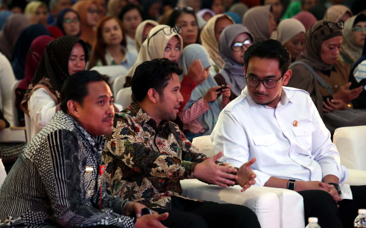 Wakil Gubernur Jawa Timur, Emil Dardak, berbincang dengan Stafsus Presiden Bidang UMKM dan Teknologi Digital, Tiar Nabilla Karbala. (Foto: Ali Masduki/jatimnow.com)