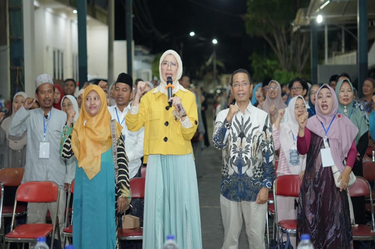 Anggota Komisi IX DPR RI, Arzeti Bilbina, saat menemui ratusan warga di Pondok Pesantren Al Jihad Surabaya. (Foto: Tim Media for jatimnow.com)