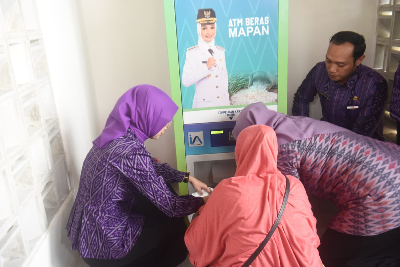 Wali Kota Kediri Vinanda Prameswati meninjau langsung penyaluran bantuan beras kepada masyarakat melalui fasilitas ATM Beras. (Foto: Pemkot Kediri/jatimnow.com)
